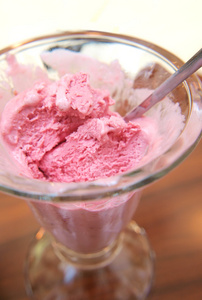粉色冰淇淋在玻璃碗里特写