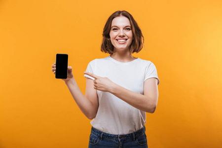 从智能手机在豪华轿车自拍快乐美丽的7岁孩子在床上玩手机玩网络游戏