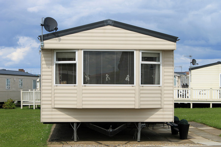 流动大篷车或拖车在现代假日公园照片