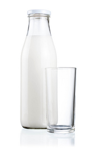 瓶新鲜的牛奶和空白玻璃隔离上白色 backgro