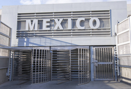 墨西哥在圣思多罗, 美国到提华纳, 墨西哥的行人过境点上签署和旋转旋转门, 没有人