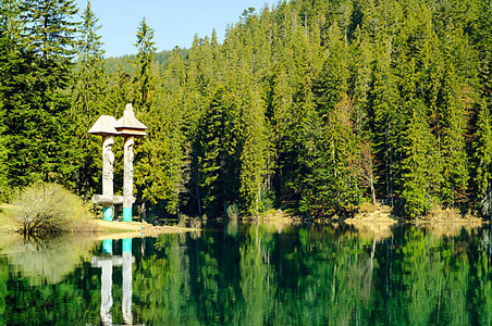 翡翠湖在高山和绿色森林的背景下, 旅行的概念在狂放,。