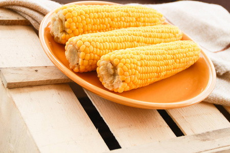 黄色盘子上的玉米照片