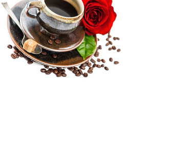 咖啡和红玫瑰花白色背景。咖啡豆装饰