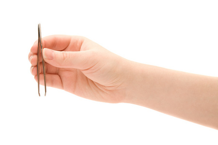女人的手用镊子照片