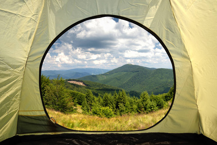 查看从山景观的帐篷里。旅行的生活方式概念冒险假期户外