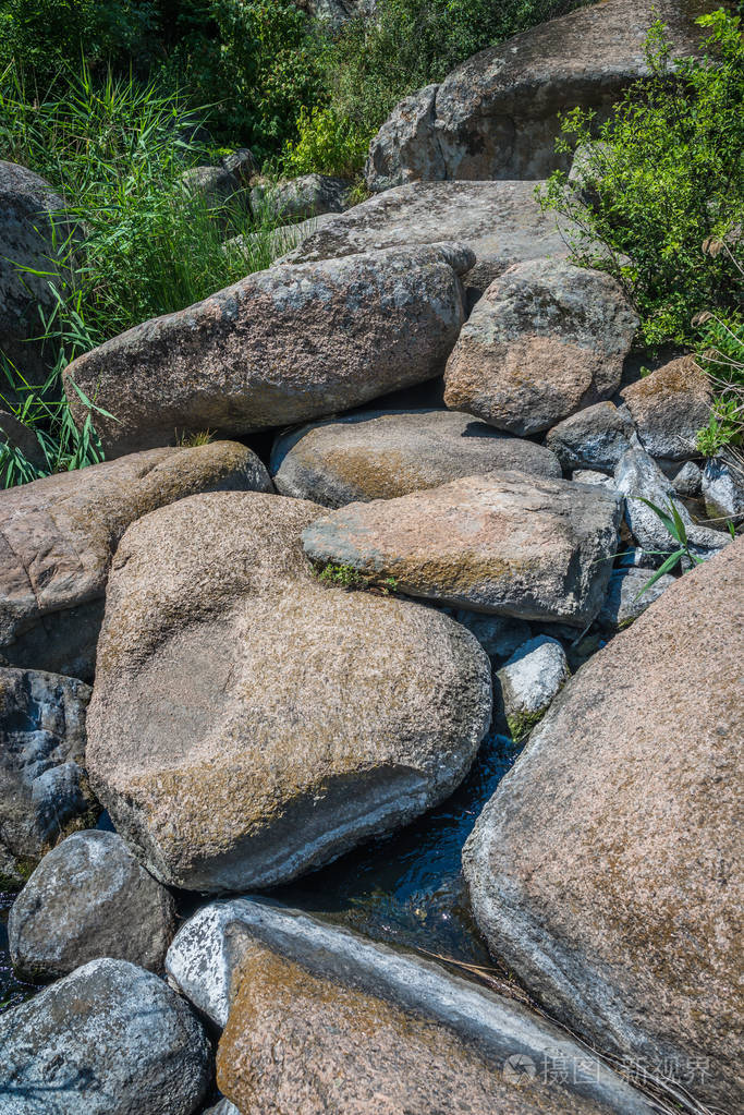 岩石在峡谷附近的aktovo村在mertvovod河在乌克兰欧洲自然奇观之一