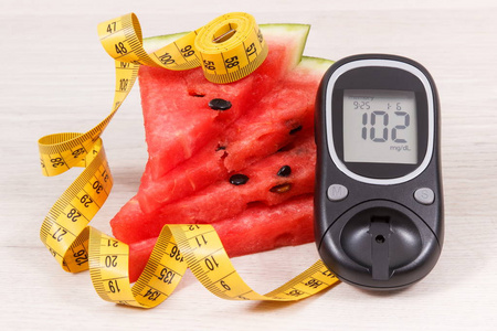嘉糖水平, 多汁西瓜和厘米的一部分, 糖尿病的概念, 健康的营养和运动的生活方式