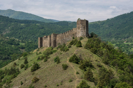 中世纪堡垒 Maglic 在山峭壁, 塞尔维亚