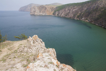 一座高高的岩石海岸线, 海中的悬崖, 湖水上的雾气