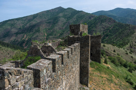 在中世纪堡垒 Maglic 的墙壁, 山范围在背景, 塞尔维亚