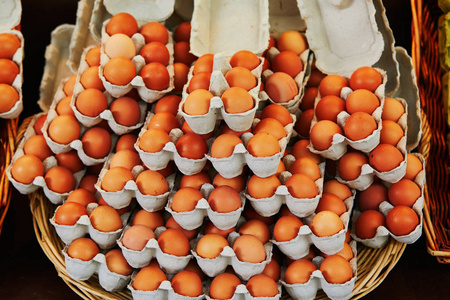 鸡蛋在农夫市场在巴黎, 法国。典型的欧洲本土产品市场