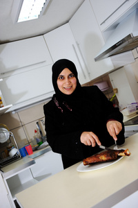 美丽的穆斯林女人在厨房里
