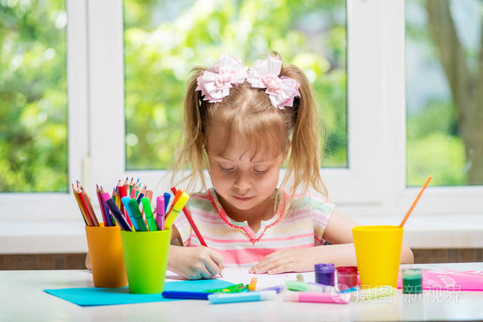 小女孩画油漆和蜡笔到一个房间的窗口可爱的孩子做作业创意儿童