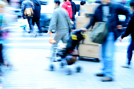 城市道路上行人图片