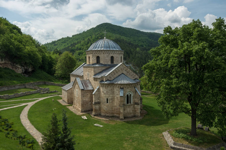 教会在东正教修道院格拉达茨在塞尔维亚。格拉达茨寺位于 Golija 旅游区附近, 靠近旅游中心科帕奥尼克山