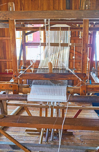 老手摇纺织机在车间以莲花织品的例子, 由当地手工制作的纱线, Inpawkhon, 茵莱湖湖, 缅甸