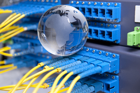 与地球地球背景下纤维光学计算机数据概念照片