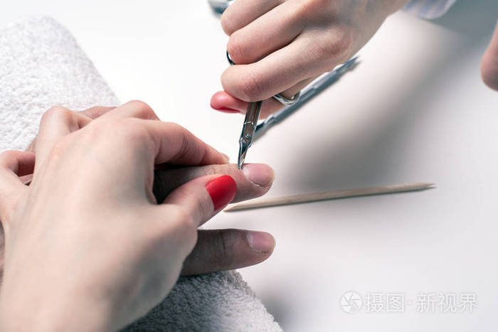 男士修指甲.女美容师对待干男性手的角质层