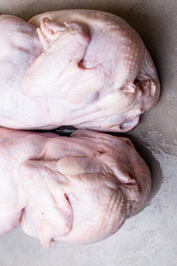 两只生在灰色背景上的生物鸡。顶部视图。饮食食品