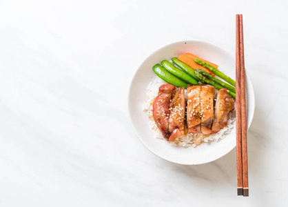 红烧鸡饭碗亚洲风味