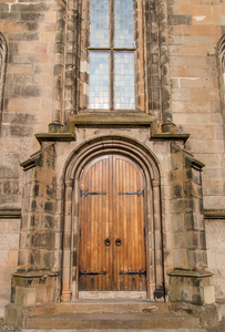 在苏格兰的老教堂的棕色门