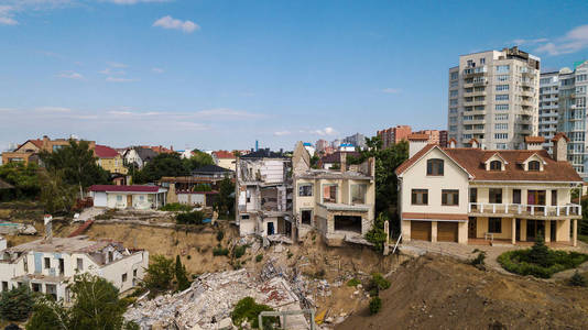 地震后被毁的豪华住宅图片