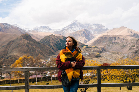 一个年轻的女孩旅行者享受干净的山的空气和风景
