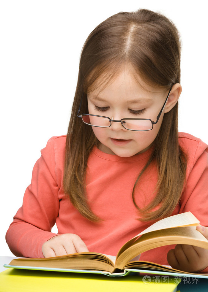 阅读本书戴眼镜的可爱小女孩