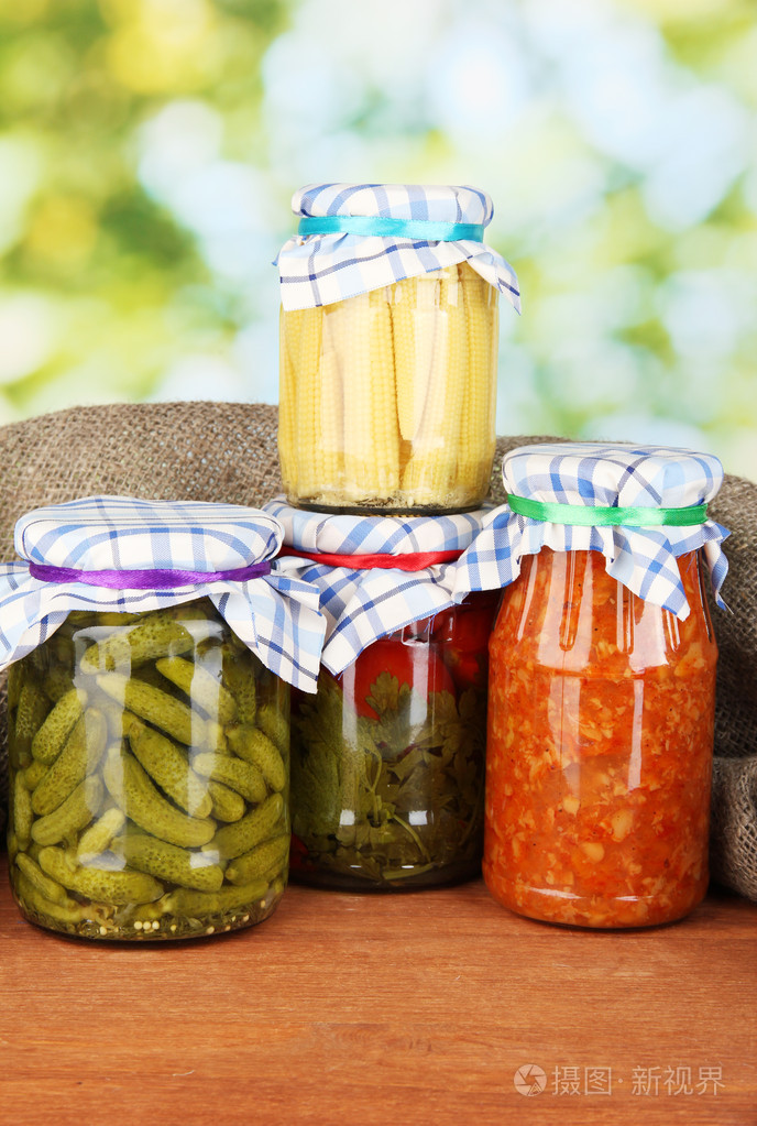 用上绿色背景特写蔬菜罐头瓶