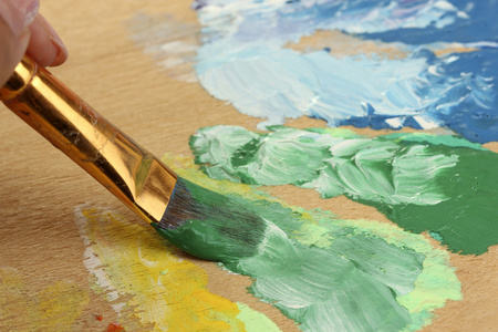 抽象水粉颜料和画笔木制调色板上