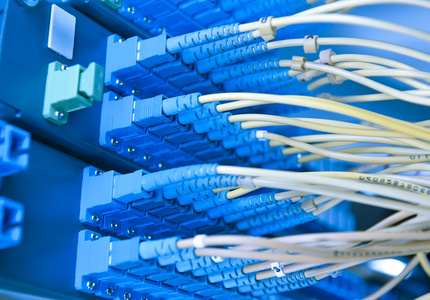 网络服务器房间路由器和纤维光学电缆