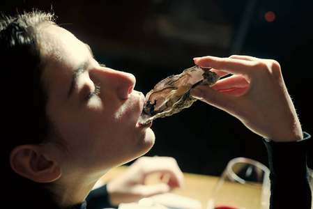 海鲜餐厅品尝新鲜牡蛎的妇女照片