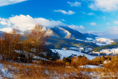 美丽的高山雪山风景。美丽的阳光明媚的日子在山上