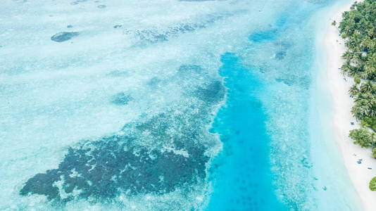 空中俯视热带海岛白沙海滩与蓝色泻湖海天空在马尔代夫海岛, 美丽的热带马尔代夫度假酒店