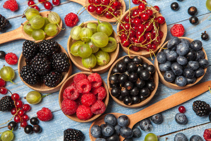 各种新鲜的夏季浆果.顶部视图.浆果混合水果色食品 dessertberries.
