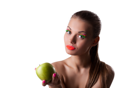 漂亮的女人提供绿色苹果与紫外线化妆