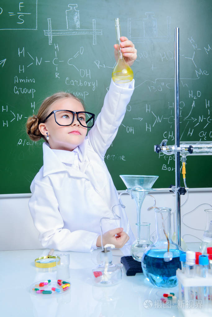 认真的小女孩在实验室做实验.科学与教育