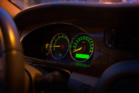 照明面板现代照明绿色汽车控制面板, 仪表板显示照片