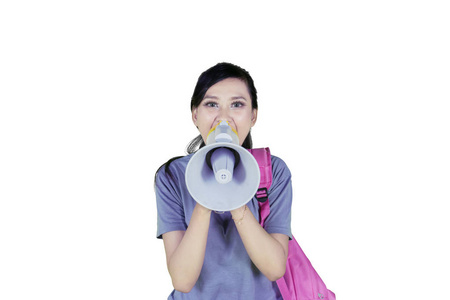 女大学生在用扩音器在相机上说话时携带书包的形象