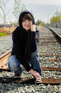 女孩坐在铁路