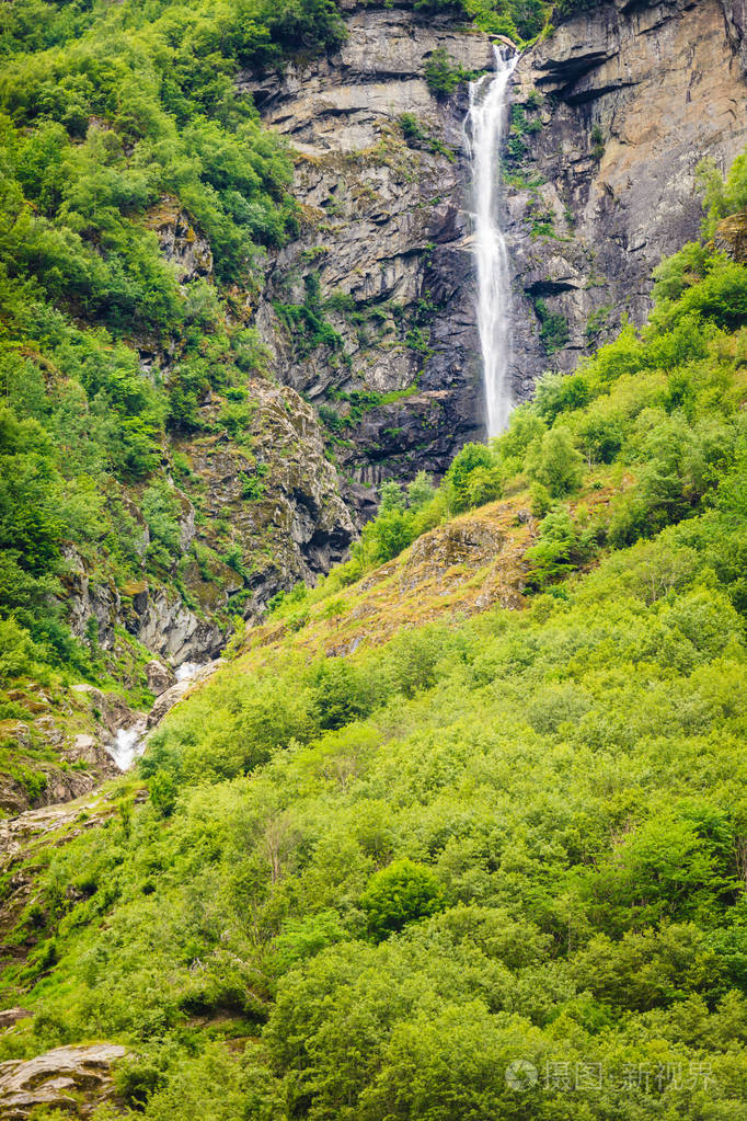 在大自然的美.在夏天挪威山瀑布