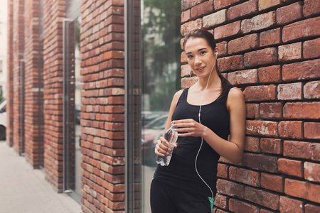 女跑步运动员休息，喝水