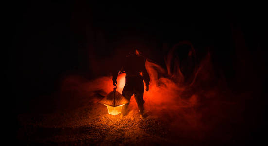 一个恐怖杀手的剪影与灯.装饰照片