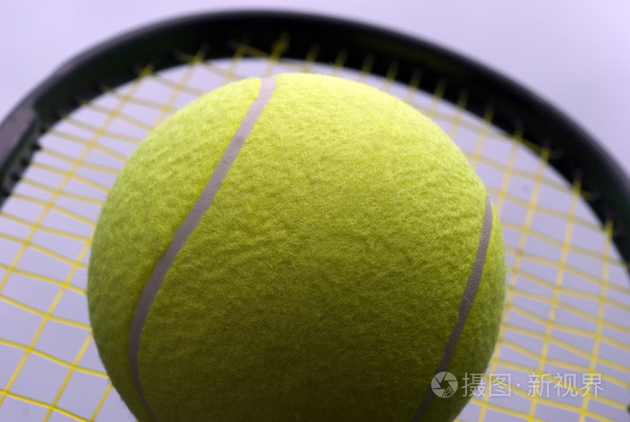 大黄色网球球在球拍上