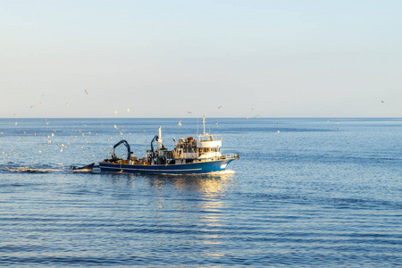 克罗地亚阳光明媚的一天出海捕鱼船照片