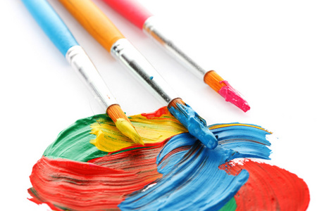 抽象水粉颜料和画笔,孤立在白色照片