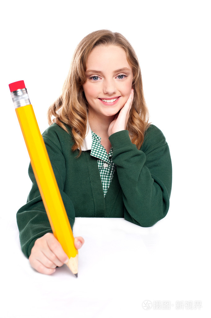 年轻女孩使用以上中小型铅笔
