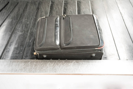 在机场, 你会发现不同的传送带的手提箱和特殊袋