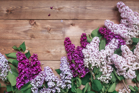 棕木背景的紫色丁香花花束